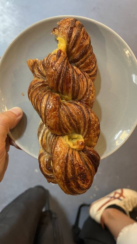 Il croissant con la confettura di albicocche è imbattibile.