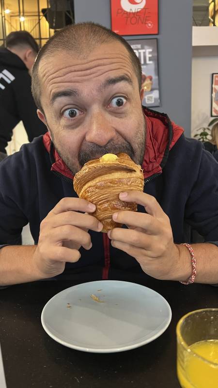 Il croissant con la confettura di albicocche è imbattibile.