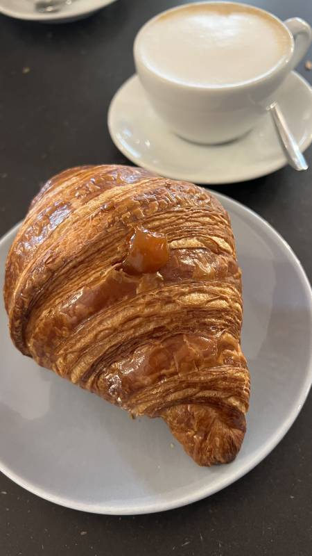 Il croissant con la confettura di albicocche è imbattibile.