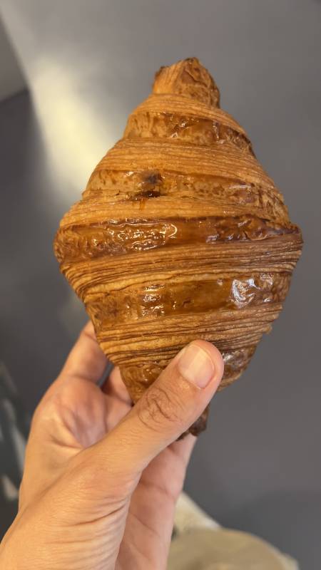 Il croissant con la confettura di albicocche è imbattibile.